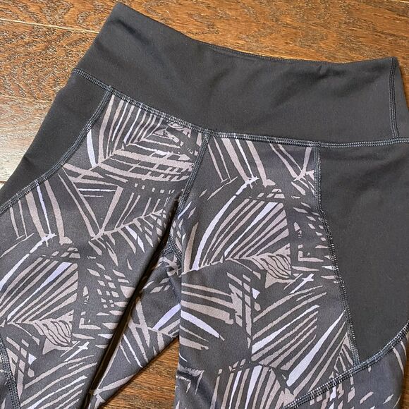 Patagonia Women's Size XS Centered Crops Rain Fern / Smolder Blue Leggings - Picture 4 of 12